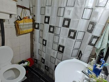 Casa con local a la venta en Isidro Casanova