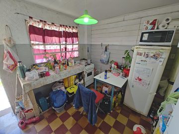 Casa con local a la venta en Isidro Casanova