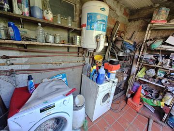 Casa con local a la venta en Isidro Casanova