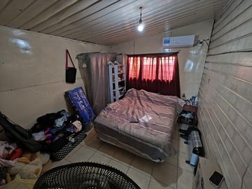 Casa con local a la venta en Isidro Casanova