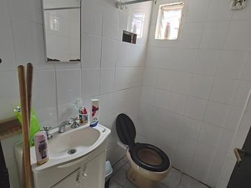 Casa con local a la venta en Isidro Casanova