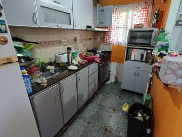 Casa con local a la venta en Isidro Casanova