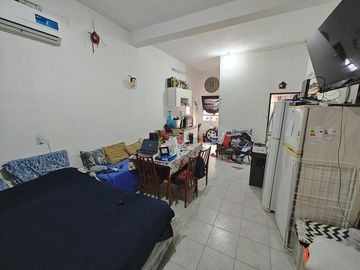 Casa con local a la venta en Isidro Casanova