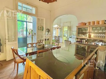 Venta PH en San Isidro 4 ambientes, pasaje seguro, cerca de plaza, café y tren