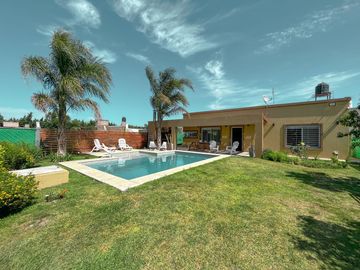 Casa de 2 dormitorios con jardín y pileta, Funes Town