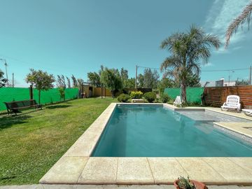 Casa de 2 dormitorios con jardín y pileta, Funes Town