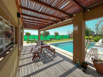 Casa de 2 dormitorios con jardín y pileta, Funes Town