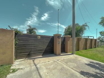 Casa de 2 dormitorios con jardín y pileta, Funes Town