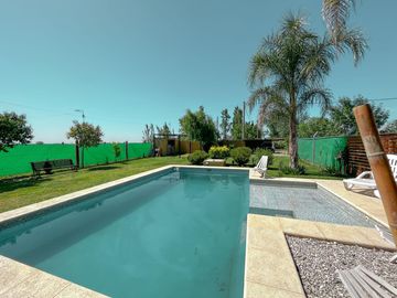 Casa de 2 dormitorios con jardín y pileta, Funes Town
