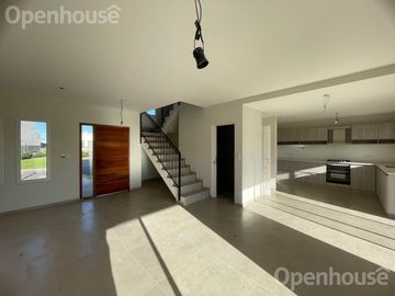Venta Casa en  SAN PABLO con salida a espacio verde comun