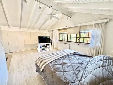 Impecable casa de 5 ambientes en venta con cochera y parrilla en el Club Nautico Escobar