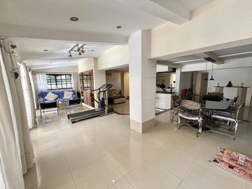 Impecable casa de 5 ambientes en venta con cochera y parrilla en el Club Nautico Escobar