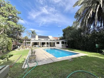Impecable casa de 5 ambientes en venta con cochera y parrilla en el Club Nautico Escobar