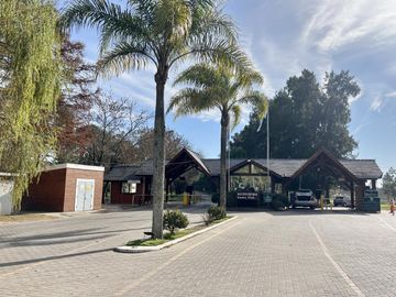 Impecable casa de 5 ambientes en venta con cochera y parrilla en el Club Nautico Escobar