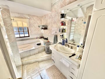 Impecable casa de 5 ambientes en venta con cochera y parrilla en el Club Nautico Escobar