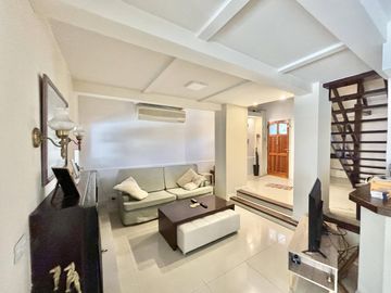 Impecable casa de 5 ambientes en venta con cochera y parrilla en el Club Nautico Escobar