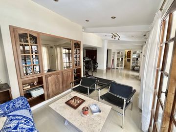 Impecable casa de 5 ambientes en venta con cochera y parrilla en el Club Nautico Escobar