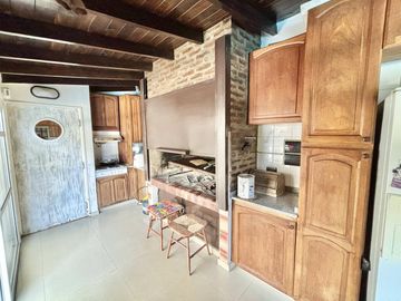 Impecable casa de 5 ambientes en venta con cochera y parrilla en el Club Nautico Escobar