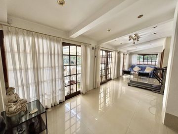 Impecable casa de 5 ambientes en venta con cochera y parrilla en el Club Nautico Escobar