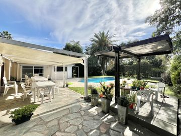 Impecable casa de 5 ambientes en venta con cochera y parrilla en el Club Nautico Escobar