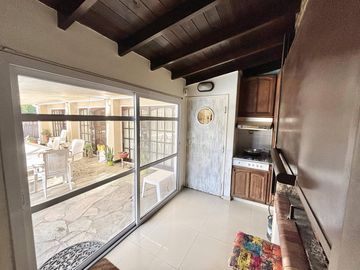 Impecable casa de 5 ambientes en venta con cochera y parrilla en el Club Nautico Escobar