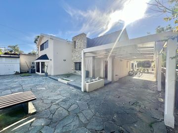 Impecable casa de 5 ambientes en venta con cochera y parrilla en el Club Nautico Escobar
