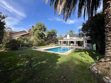 Impecable casa de 5 ambientes en venta con cochera y parrilla en el Club Nautico Escobar