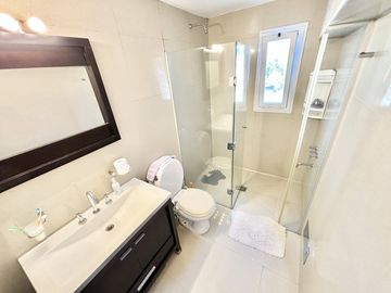 Impecable casa de 5 ambientes en venta con cochera y parrilla en el Club Nautico Escobar