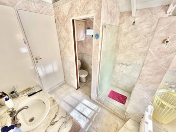 Impecable casa de 5 ambientes en venta con cochera y parrilla en el Club Nautico Escobar