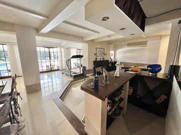 Impecable casa de 5 ambientes en venta con cochera y parrilla en el Club Nautico Escobar