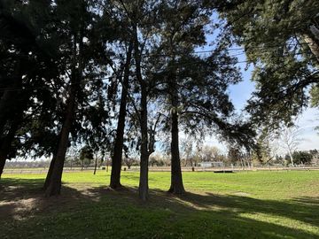 Impecable casa de 5 ambientes en venta con cochera y parrilla en el Club Nautico Escobar