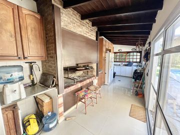 Impecable casa de 5 ambientes en venta con cochera y parrilla en el Club Nautico Escobar