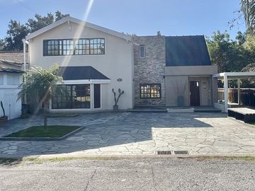 Impecable casa de 5 ambientes en venta con cochera y parrilla en el Club Nautico Escobar