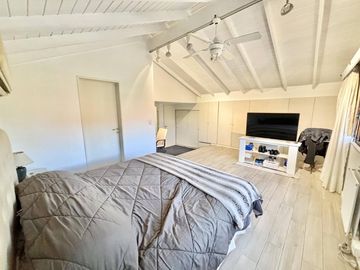 Impecable casa de 5 ambientes en venta con cochera y parrilla en el Club Nautico Escobar