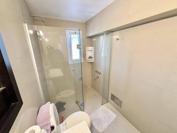 Impecable casa de 5 ambientes en venta con cochera y parrilla en el Club Nautico Escobar