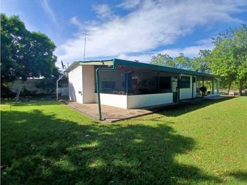 VENDO CASA EN CHITRE, SOBRE CARRETERA PRINCIPAL VIA LAS TABLAS.