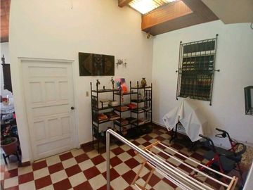 VENDO CASA EN CHITRE, SOBRE CARRETERA PRINCIPAL VIA LAS TABLAS.