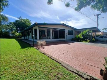 VENDO CASA EN CHITRE, SOBRE CARRETERA PRINCIPAL VIA LAS TABLAS.