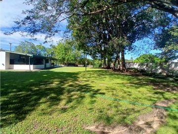 VENDO CASA EN CHITRE, SOBRE CARRETERA PRINCIPAL VIA LAS TABLAS.