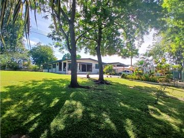 VENDO CASA EN CHITRE, SOBRE CARRETERA PRINCIPAL VIA LAS TABLAS.
