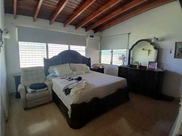 VENDO CASA EN CHITRE, SOBRE CARRETERA PRINCIPAL VIA LAS TABLAS.