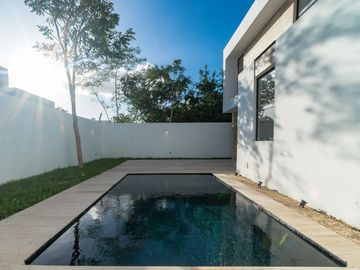 Casa en Venta de 4 Recamaras con sistema inteligente en Priv. Tamara en Mérida
