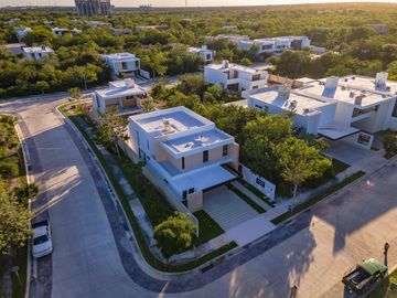 Casa en Venta de 4 Recamaras con sistema inteligente en Priv. Tamara en Mérida
