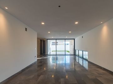 Casa en Venta de 4 Recamaras con sistema inteligente en Priv. Tamara en Mérida