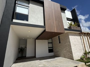 Casa en Venta en exclusiva privada en zona Yucatán Country Club.