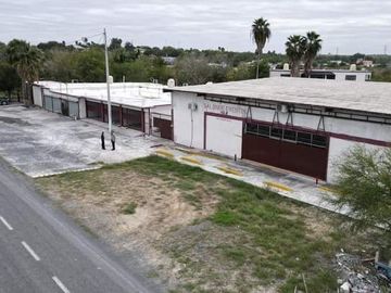 QUINTA CON SALON DE FIESTAS A ORILLA DE CARRETERA