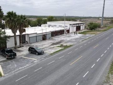 QUINTA CON SALON DE FIESTAS A ORILLA DE CARRETERA
