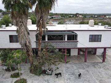 QUINTA CON SALON DE FIESTAS A ORILLA DE CARRETERA