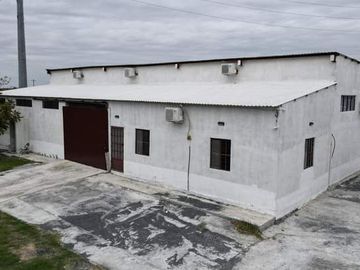 QUINTA CON SALON DE FIESTAS A ORILLA DE CARRETERA