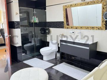 Hermosa Casa en Venta en La Molina